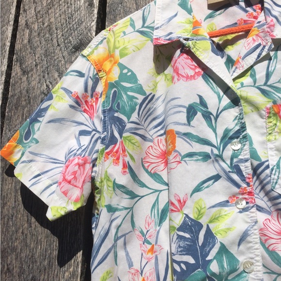 Liz Claiborne Tropical Vibes Button Up Top - Picture 4 of 8